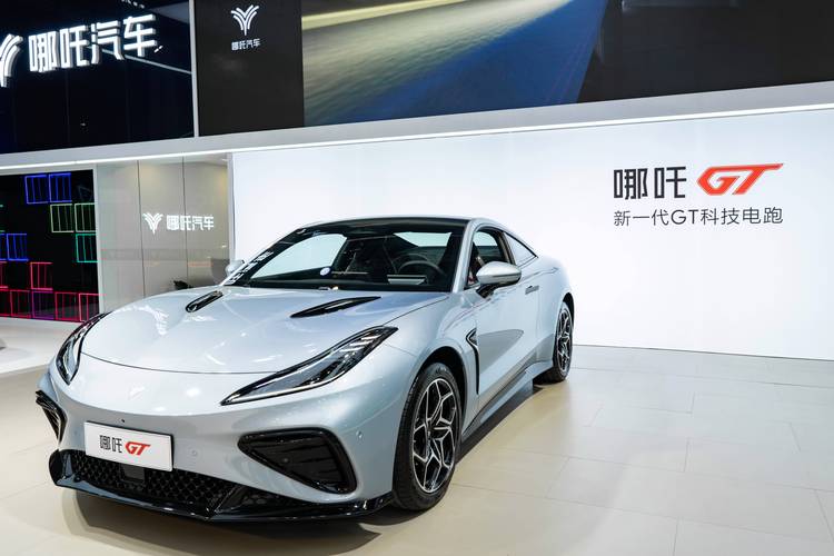 佛山104哪吒汽车在智能汽车领域的表现，领途汽车在新能源汽车市场中的影响力